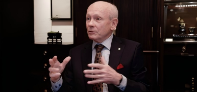 演讲局成员2025诺奖得主豪伊特走访老铺黄金